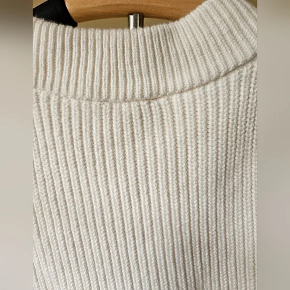 Abercrombie & Fitch White V-Neck Knit Sweater Vest Size Small - Picture 10 of 10